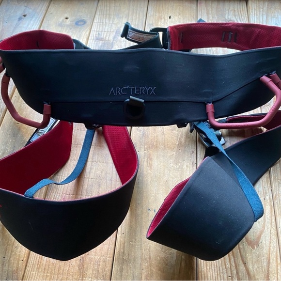 ON HOLD forClimbing Lot Arc’teryx Harnesses Petzl Belay Carbiners La Sportiva - Picture 10 of 11